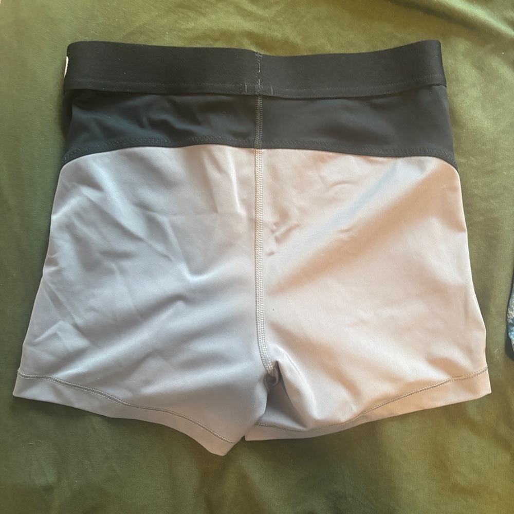 Women’s NIKE Black and Light Gray Training Shorts size M - Picture 2 of 3